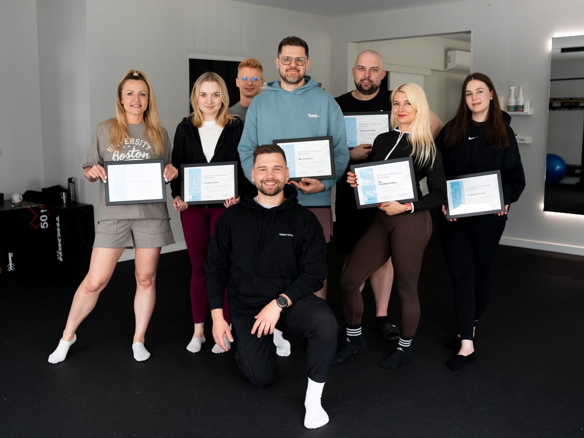 Absolwenci Akademii Move Therapy z certyfikatami po zakończeniu kursu