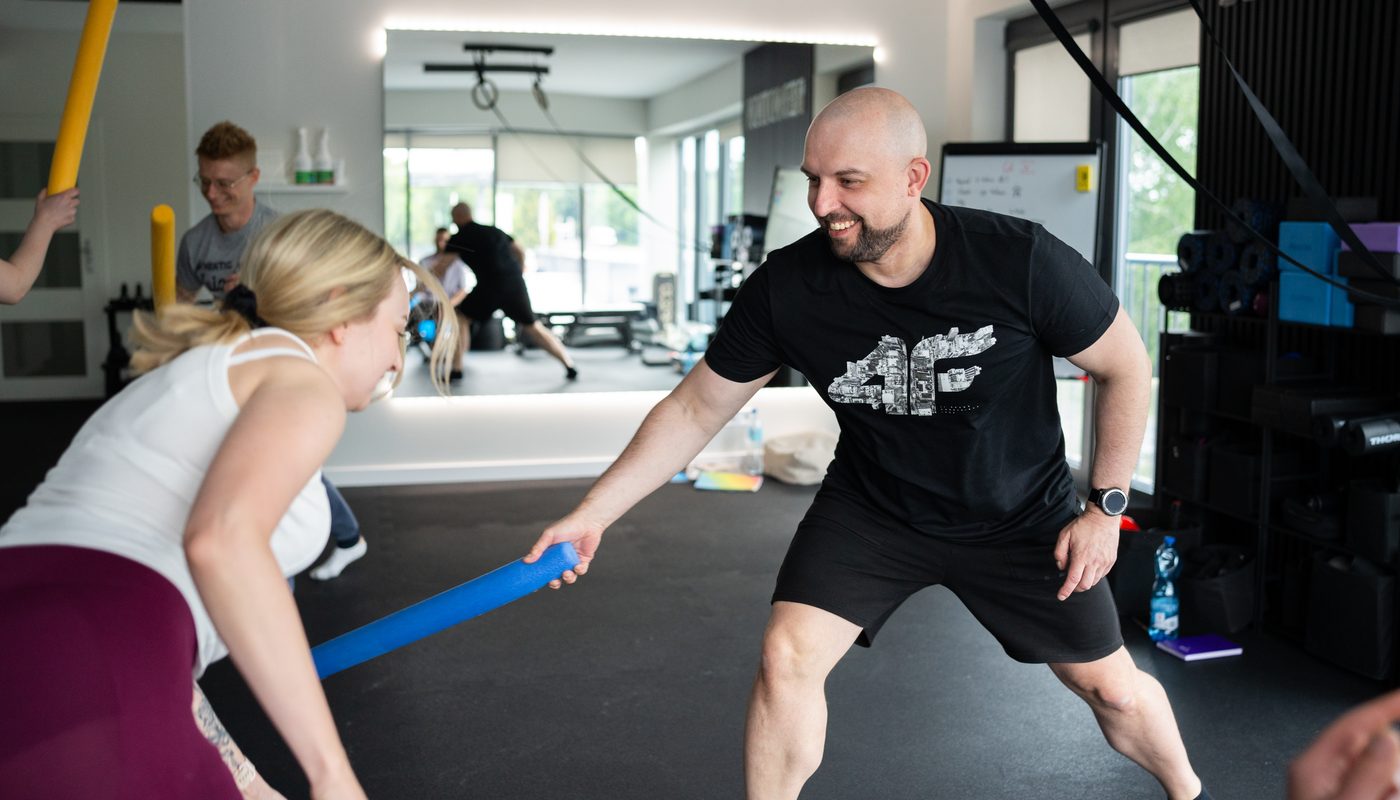 Ćwiczenie pod okiem prowadzącego na kursie Move Therapy